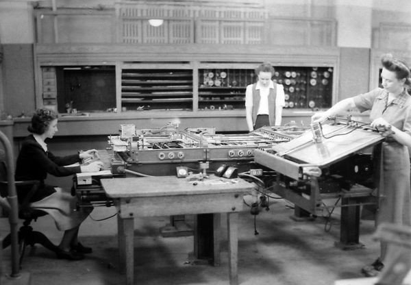Workers operate the Moore School differential analyzer.